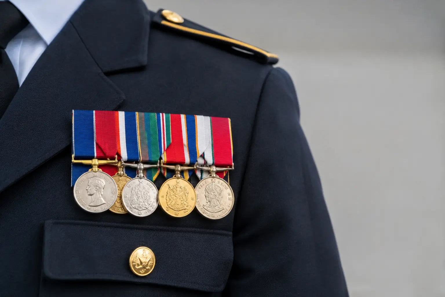 When Should Medals Be Court Mounted for Parade?