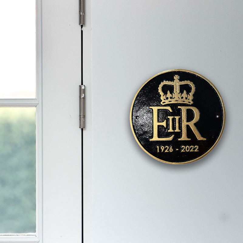 Queen Elizabeth II 1926–2022 Wall Plaque – Cast Iron, 24cm (Indoor/Outdoor)