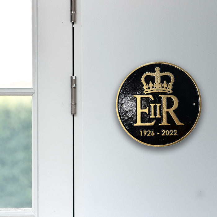 Queen Elizabeth II 1926–2022 Wall Plaque – Cast Iron, 24cm (Indoor/Outdoor)