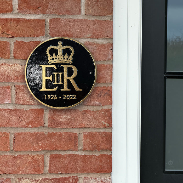 Queen Elizabeth II 1926–2022 Wall Plaque – Cast Iron, 24cm (Indoor/Outdoor)